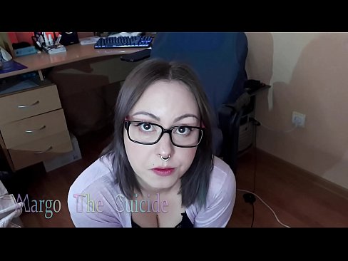 ❤️ Σέξι κορίτσι με γυαλιά πιπιλίζει Dildo βαθιά στην κάμερα ☑ Σεξ βίντεο ❤