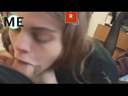 ❤️ Πούτσος στο λαιμό της, σκισμένο καλσόν και σκισμένα τακούνια ☑ Σεξ βίντεο ❤